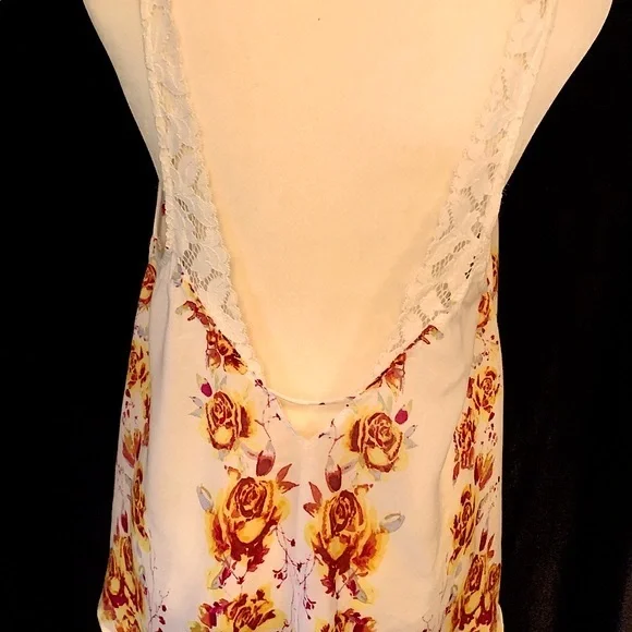 Free People Blouse Precious low back w/lace. V neck front with lace like new - Picture 3 of 5